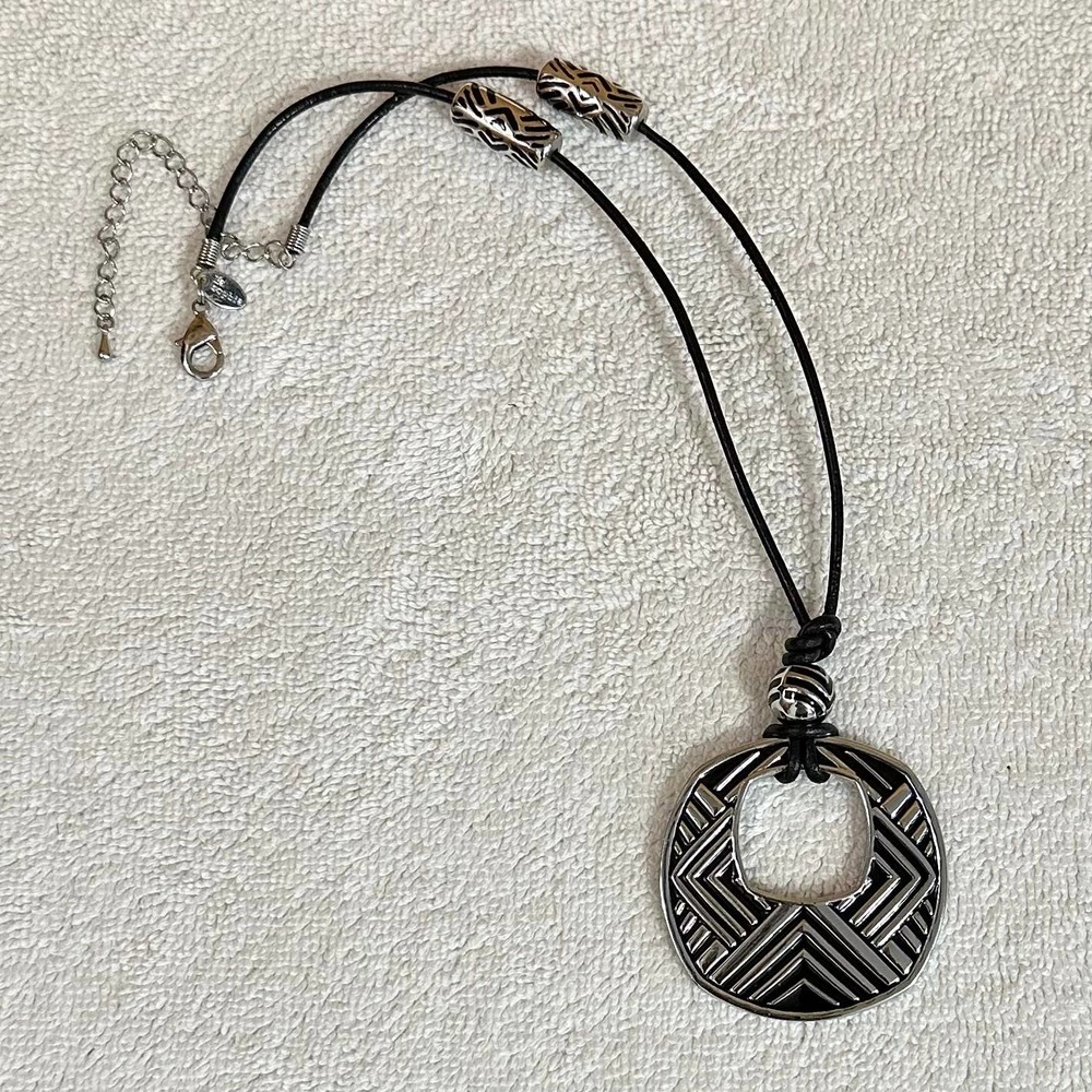 K530 Black & Silver Tone “Vibe” Necklace, With Box NEW! - Picture 4 of 11